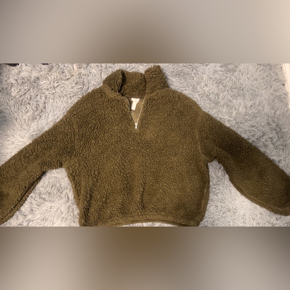 It’s fluffy and the fitting is very comfortable and cozy and almost new - Picture 4 of 5